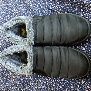 Minnetonka Black Winter Booties/Shoes with Gray Faux Fur